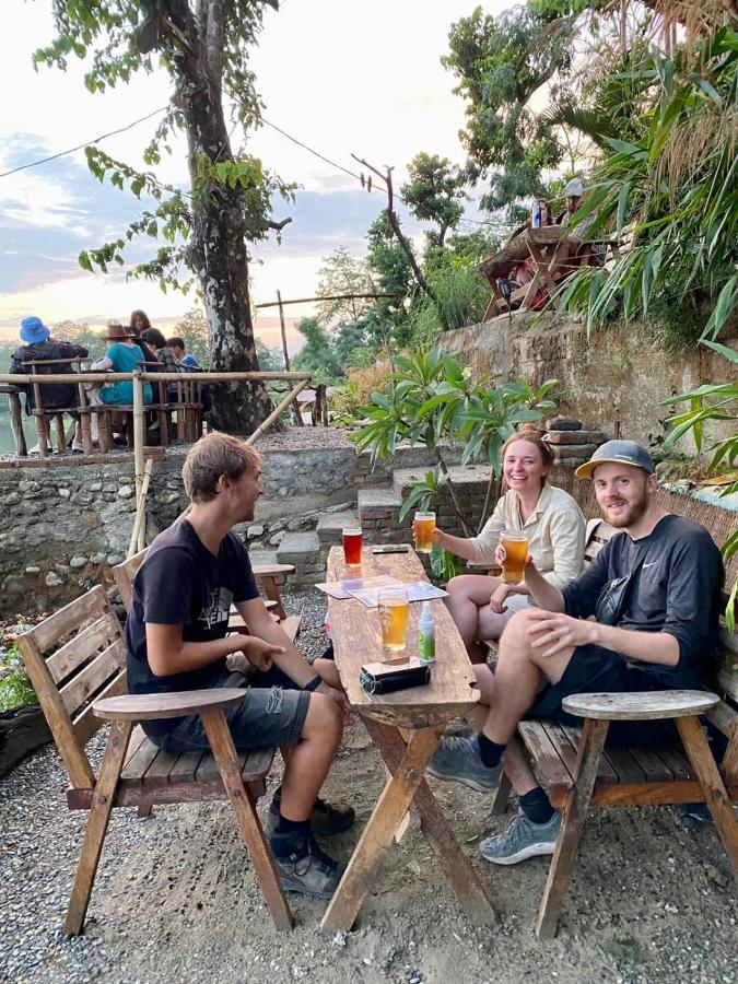 Happy Lemon Tree Lodge Sauraha Exteriör bild