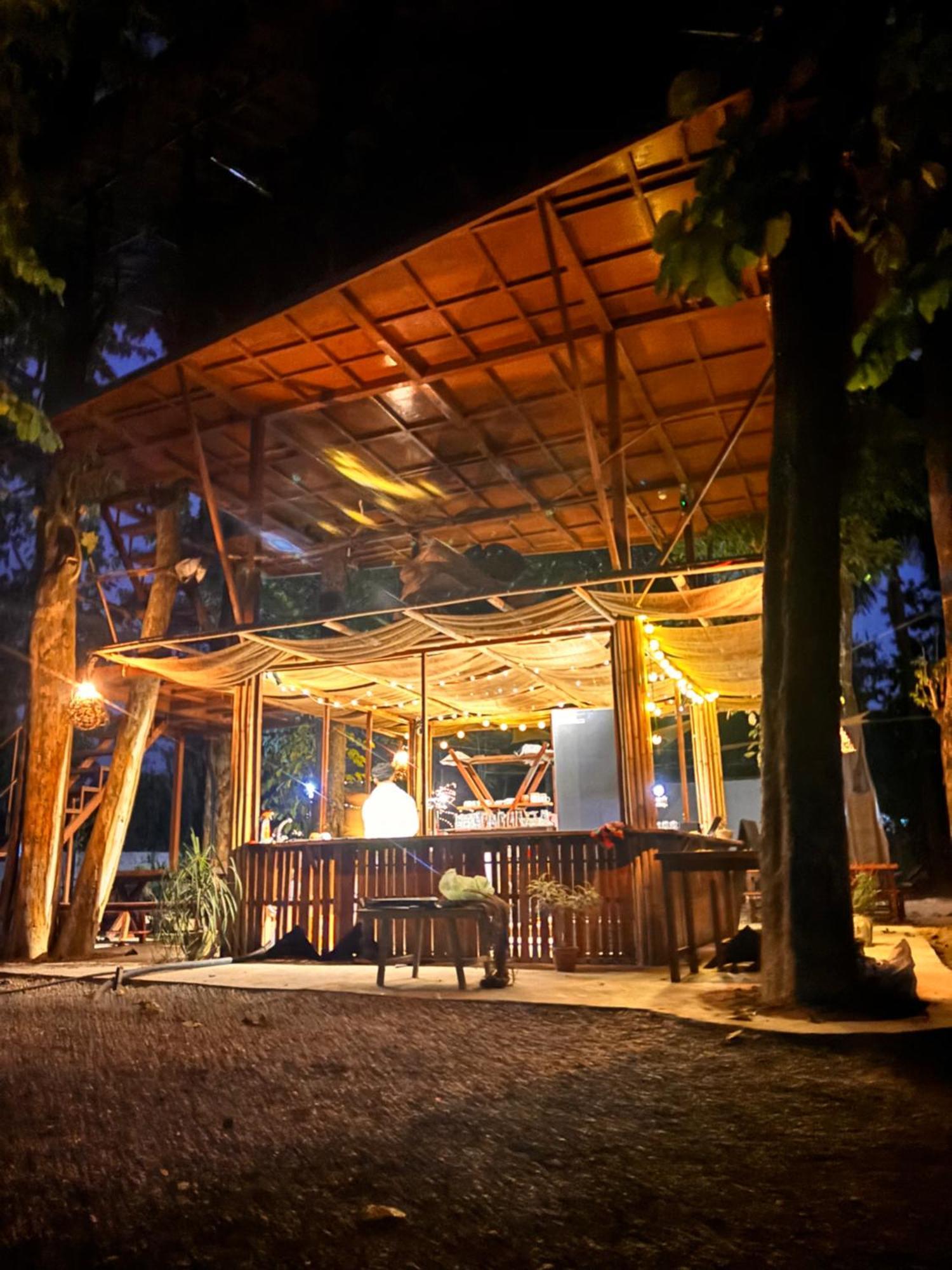 Happy Lemon Tree Lodge Sauraha Exteriör bild