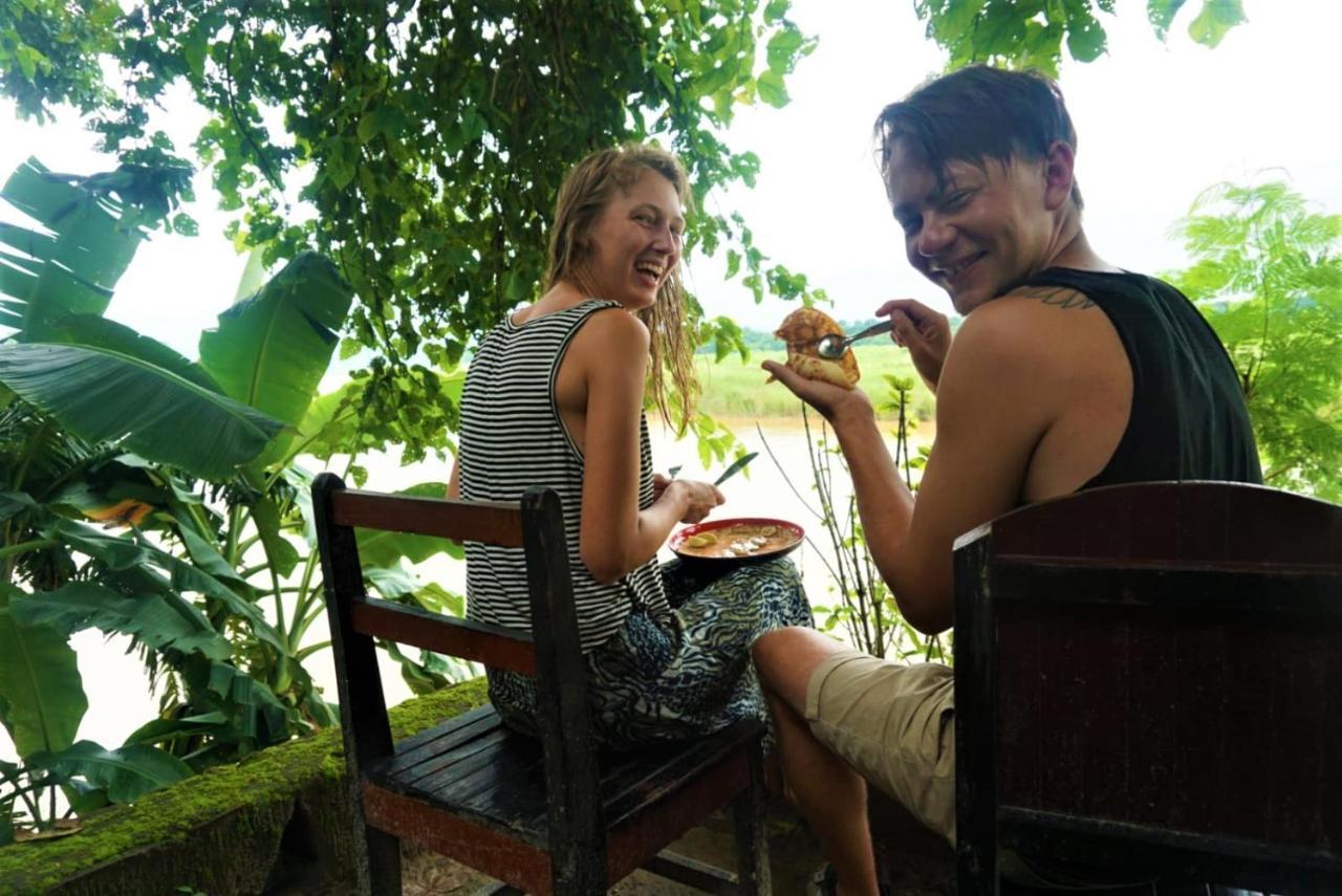 Happy Lemon Tree Lodge Sauraha Exteriör bild