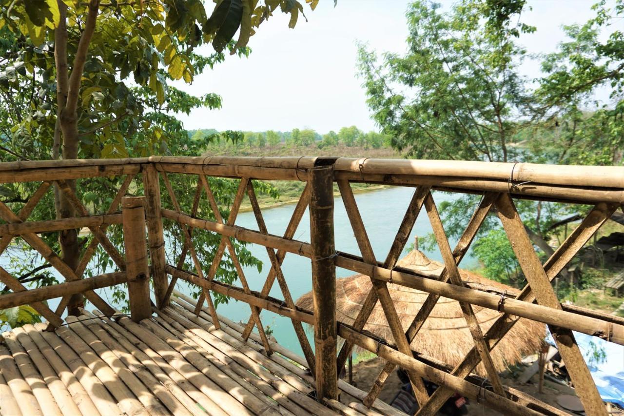 Happy Lemon Tree Lodge Sauraha Exteriör bild