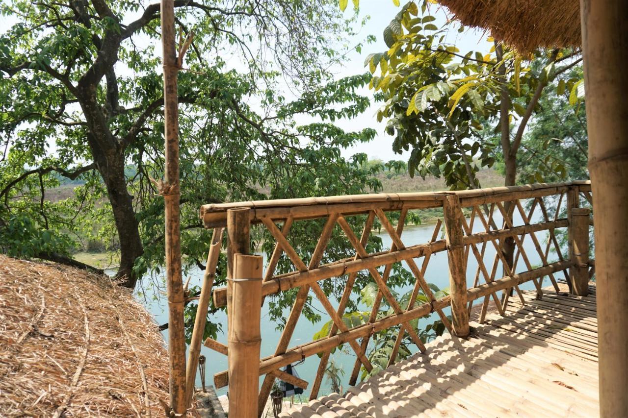 Happy Lemon Tree Lodge Sauraha Exteriör bild